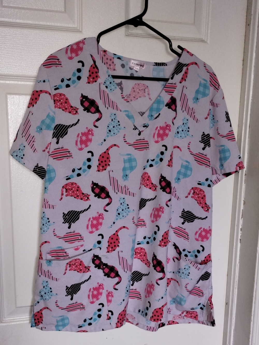 Rn Inspired White Short-Sleeve V-Neck Tee with Multicolor Cat Print Xxl